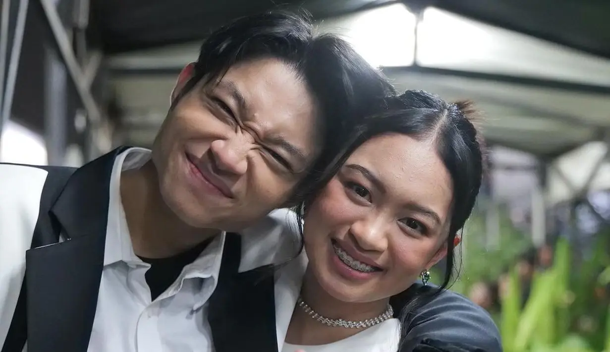 Kedekatan dua anak musisi ini kerap menarik perhatian netizen. Setelah chemistry mereka menyanyikan lagu Saat Bahagia menuai pujian, keduanya makin sering manggung bersama. Potret kedekatan Kiesha Alvaro dan Zara Leola juga kerap dibagikan di media sosial masing-masing. [Instagram/zara_leola_official]