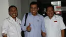 Terdakwa Setiyardi Budiono (kanan)  Darmawan Sepriyossa (kiri) didampingi Kuasa Hukum Hinca Pandjaitan saat akan menjalani  sidang di gedung PN Jakarta Pusat, Selasa (17/5). (Liputan6.com/Helmi Afandi)