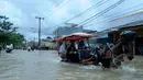 Delman menjadi alat transportasi pilihan warga saat banjir melanda kawasan Jalan KH Hasyim Ashari, Ciledug, Kota Tangerang, Selasa (10/2/2015). (Liputan6.com/Andrian M Tunay)