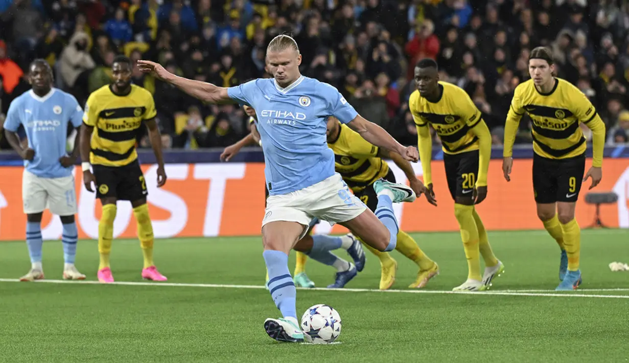 Pemain Manchester City Erling Haaland melepaskan tendangan penalti untuk mencetak gol ke gawang BSC Young Boys pada pertandingan sepak bola Grup G Liga Champions di Stadion Wankdorf, Bern, Swiss, Rabu (25/10/2023). (Anthony Anex/Keystone via AP)