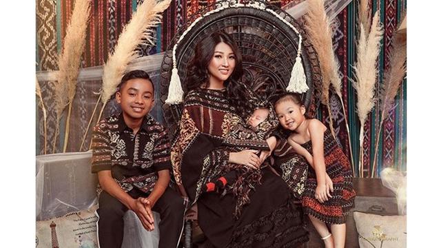 Ajak Betrand Peto, Begini 7 Gaya Foto Keluarga Ruben Onsu dengan Pakaian Nuansa Etnik