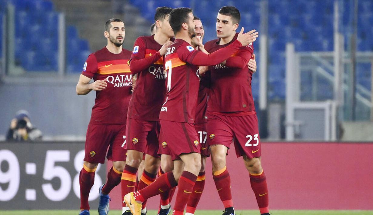 Para pemain AS Roma merayakan gol yang dicetak oleh Gianluca Mancini ke gawang Verona pada laga Liga Italia di Stadion Olimpico, Roma, Minggu (31/1/2021). AS Roma menang dengan skor 3-1. (Alfredo Falcone/LaPresse via AP)