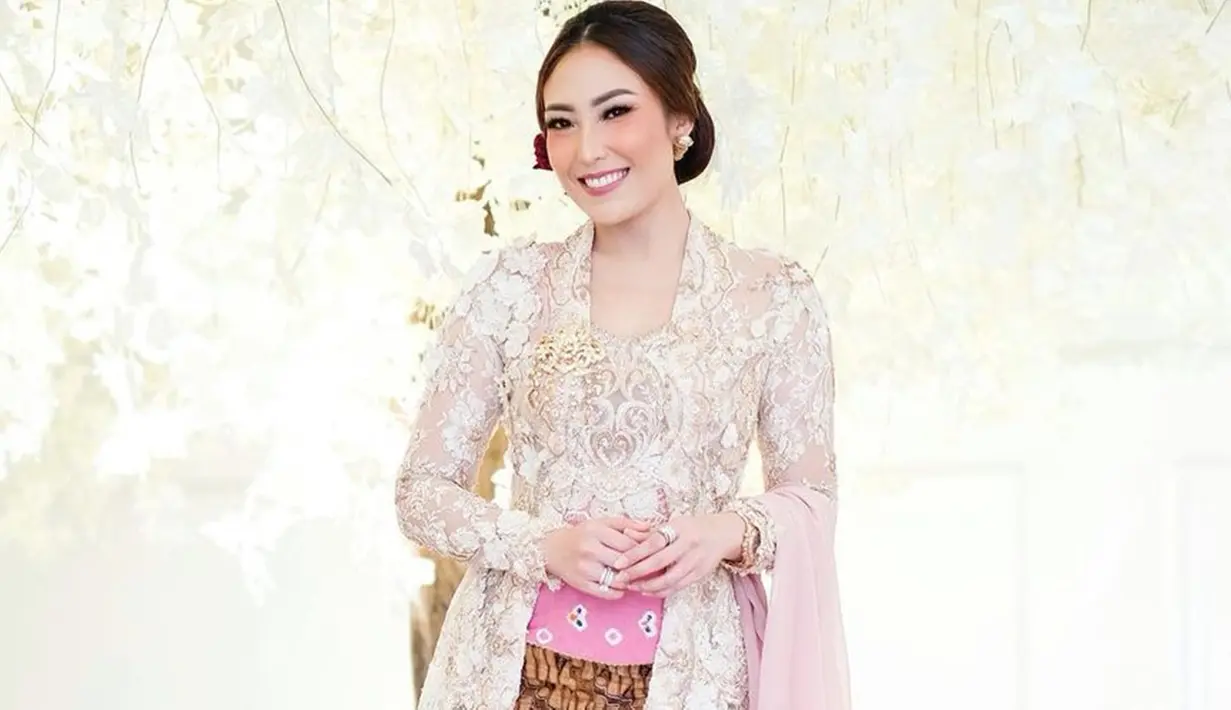 Selain anggun, Ayu Dewi tampak elegan dalam balutan kebaya. Nuansa pink-putihnya bikin tampilan Ayu semakin manis. Makeup flawless membuat ibu tiga anak tersebut kian memesona.
(Liputan6.com/IG/@mrsayudewi)
