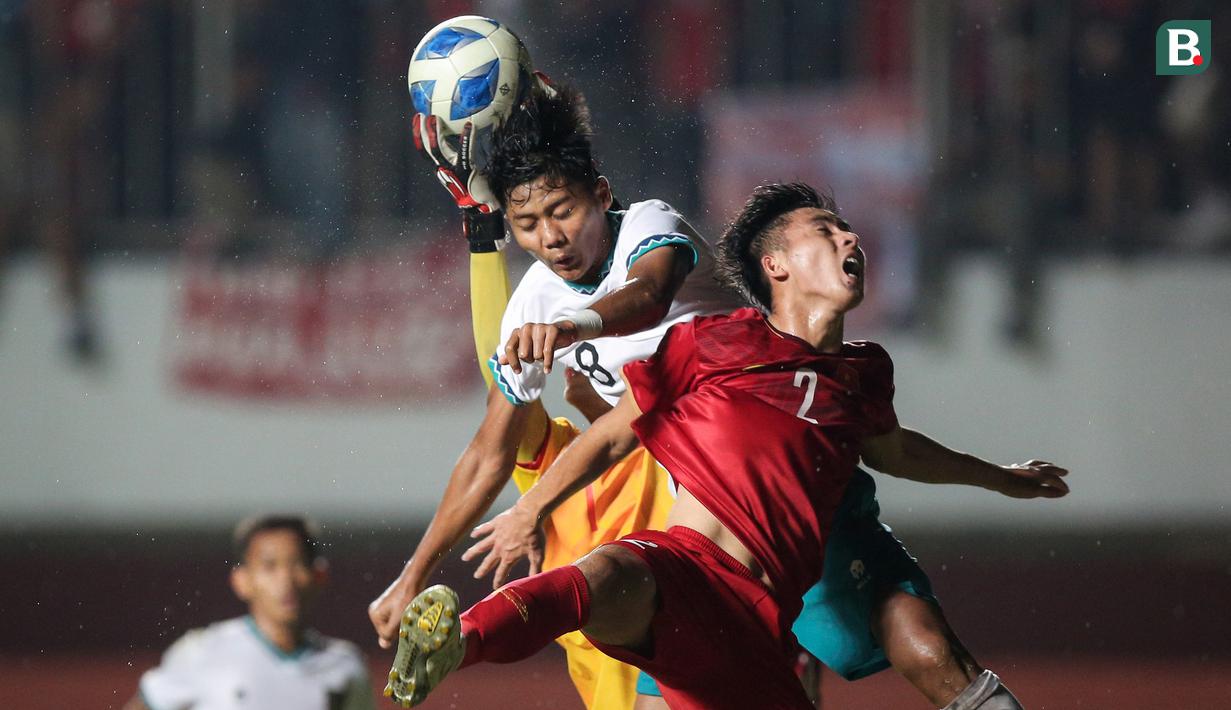 Arkhan Kaka Putra pun bukan tanpa peluang. Penyerang Timnas Indonesia U-16 tersebut beberapa kali mengancam gawang Timnas Vietnam U-16 yang dijaga Pham Dinh Hai. (Bola.com/Bagaskara Lazuardi)