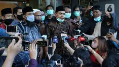Kuasa hukum Muhammad Rizieq Shihab, Aziz Yanuar (tengah) saat memberi keterangan kepada media di Polda Metro Jaya, Jakarta, Selasa (1/12/2020). Muhammad Rizieq Shihab belum bisa hadir dalam pemeriksaan dikarnakan kondisi kesehatannya masih kurang sehat. (Liputan6.com/Herman Zakharia)