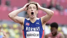 Karsten Warholm merebut medali emas lari gawang 400 meter sekaligus memecahkan rekor dunia di Olimpiade Tokyo. (Foto: AFP/Javier Soriano)