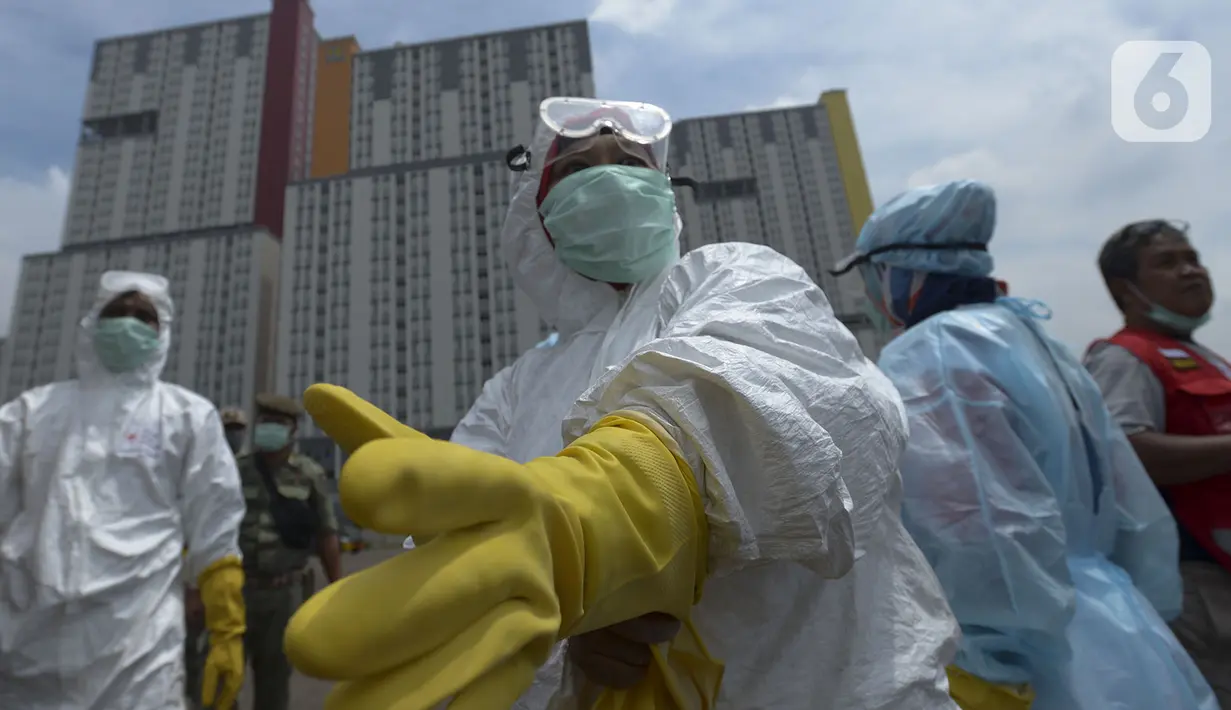 Petugas bersiap melakukan penyemprotan cairan disinfektan di Wisma Atlet Kemayoran, Jakarta Pusat, Sabtu (21/3/2020). Sebanyak empat menara di Wisma Atlet Kemayoran disiapkan untuk menampung pasien virus corona COVID-19. (merdeka.com/Imam Buhori)