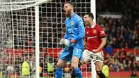 David De Gea bisa dikatakan sebagai pemain yang paling konsisten sejak awal musim bahkan sebelum Erik Ten Hag mendarat ke Manchester United. Kiper asal Spanyol tersebut sejauh ini berhasil mencatatkan 8 cleansheet, atau kedua teratas di Liga Inggris musim 2022/2023. Ia juga berhasil tampil gemilang di Liga Europa 2022/2023 dengan membuat 4 cleansheet dari 6 penampilannya. Jika penampilan impresifnya terus berakhir hingga akhir musim, bukan tak mungkin David De Gea mampu menyabet penghargaan Sarung Tangan Emas Liga Inggris. (AFP/Oli Scarff)