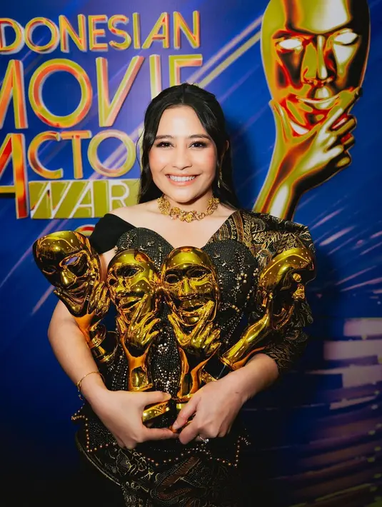 Tak tanggung-tanggung, Prilly menyabet empat piala untuk empat kategori berbeda sekaligus [@prillylatuconsina96]