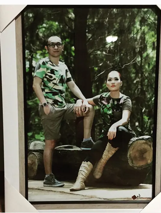 "Dikenalin mantan manajer aku. Dia mak comblangnya. Dan niatnya emang mau nikah, serius. Enam bulan pacaran prepare. Proses persiapan nikah enam bulan. Tunangan Desember. Tapi empat bulan udah rencana mau nikah," tandas Jenny. (Instagram/@jennycortez_dj)