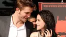 Para Robsten sepertinya sedang berbunga-bunga. Pasalnya, banyak saksi yang melihat Robert Pattinson dan Kristen Stewart datang bersama di bar. (Getty Images/HollywoodLife)