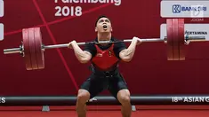 Atlet angkat besi Indonesia Eko Yuli Irawan berhasil memenangkan pertandingan Angkat Besi pada Asian Games 2018 di JIexpo, Kemayoran,Jakarta, Selasa (21/8). (merdeka.com/Imam Buhori)