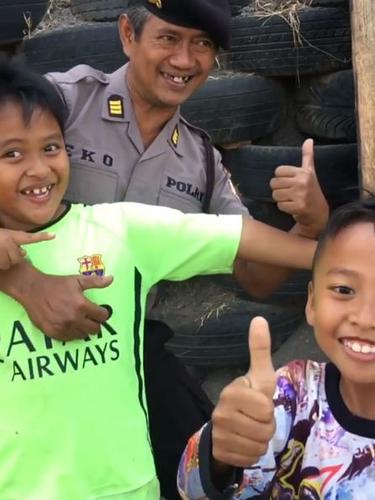 Video Masuk Pak Eko Viral Ini Polisi Yang Kocak Dan Jago Lempar Berbagai Benda Lifestyle Fimela Com