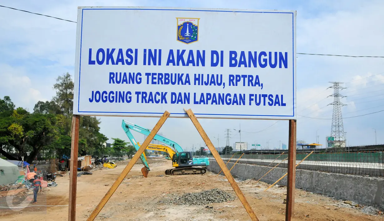 Papan pemberitahuan proyek penataan ulang Kalijodo, Jakarta, Kamis (14/4/2016). Kawasan Kalijodo yang memiliki luas lahan 2,5 hektar itu akan digunakan untuk Ruang Terbuka Hijau. (Liputan6.com/Yoppy Renato)