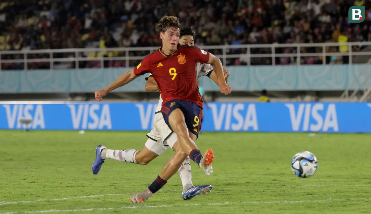 <p>Pemain Timnas Spanyol U-17, Marc Guiu mencetak gol kemenangan timnya ke gawang Timnas Jepang U-17 pada laga 16 besar Piala Dunia U-17 2023 di Stadion Manahan, Solo, Senin (20/11/2023). (Bola.com/Arief Bagus)</p>