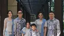 Di momen Lamaran Thariq Halilintar dan Aaliyah Massaid, keluarga Hermansyah memilih tampilan biru muda yang kompak. Ashanty memesona dengan kebaya putih yang kemudian dipadu dengan kain batik biru muda dan selendangnya yang senada. [Foto: Instagram/ashanty_ash]