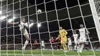 Pemain Tottenham Hotspur, Micky van de Ven menyapu bola untuk melakukan penyelamatan di depan gawang timnya dalam laga final Liga Europa 2024/2025 melawan Manchester United di Stadion San Mames, Bilbao, Spanyol, Kamis (22/05/2025) dini hari WIB. (AFP/Josep Lago)