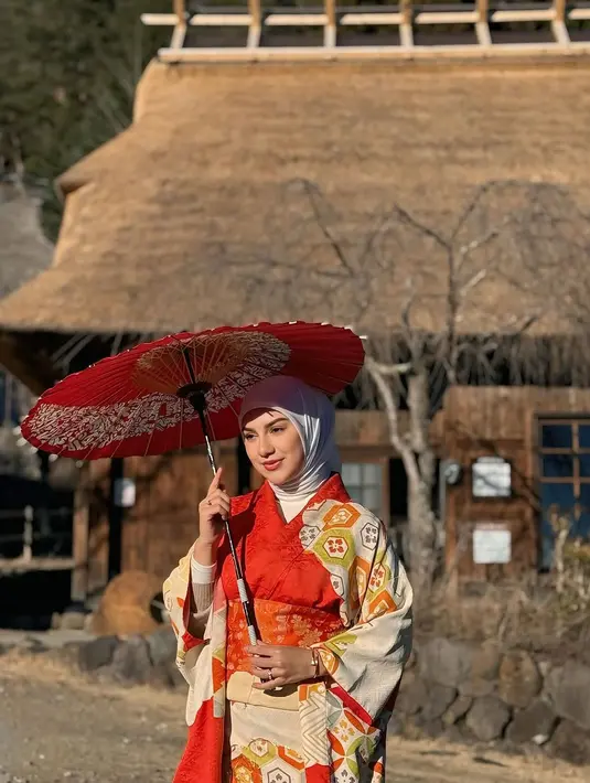 Irish Bella kenakan kimono orange yang terlihat fresh dipadu dengan hijab lilit berwarna putih [@_irishbella_]