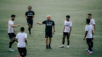 Bali United bersama sang pelatih,&nbsp;Johnny Jansen, dalam sesi latihan di BRI Super League 2025/26. (Dok. ileague.id)