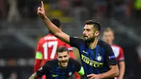 Gelandang Inter Milan, Antonio Candreva, merayakan gol ke gawang Southampton pada laga Liga Europa di Giuseppe Meazza, Milan, Kamis (20/10/2016). (AFP/Giuseppe Cacace)