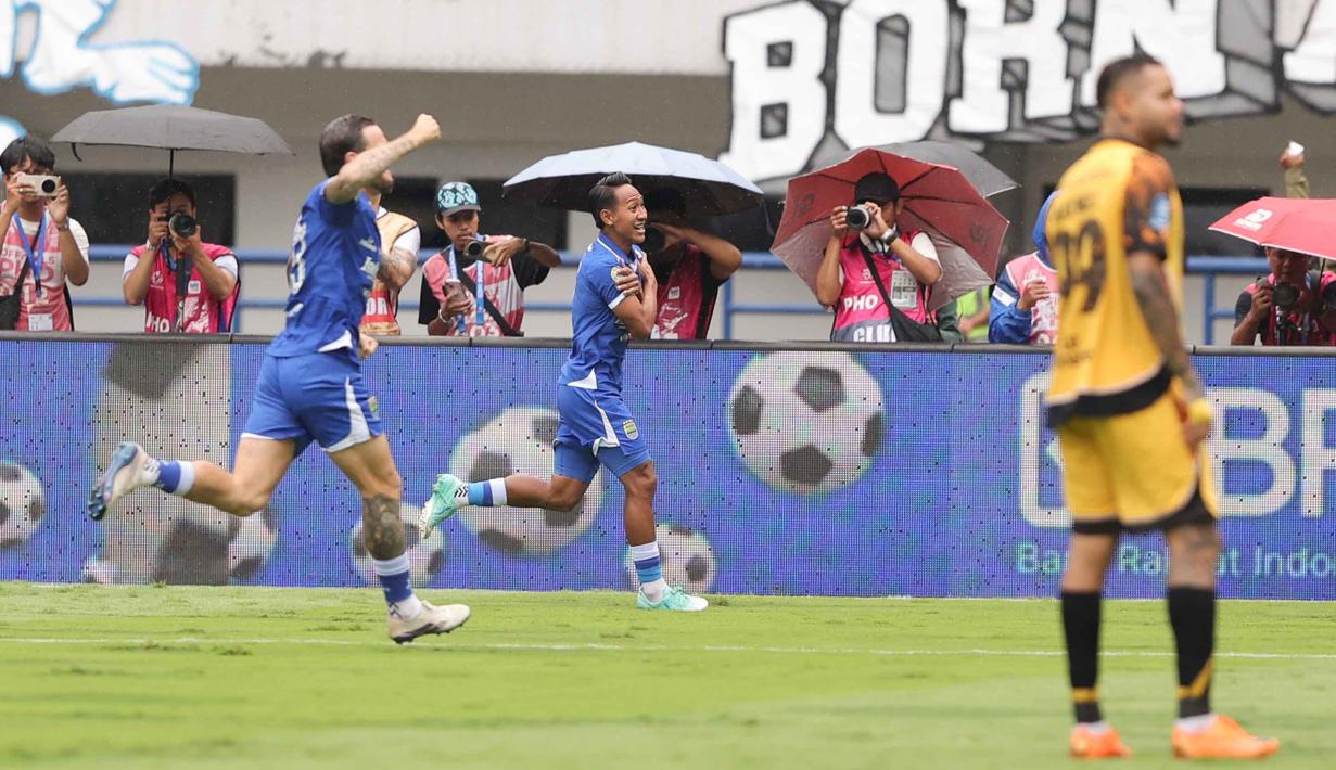 Pemain Persib, Beckham Putra (tengah) merayakan golnya ke gawang Persija pada pertandingan pekan ke-17 BRI Super League 2025/2026 di Stadion Gelora Bandung Lautan Api (GBLA), Bandung, Jawa Barat, Minggu 11 Januari 2026. Menjamu Persija Jakarta pada pertandingan pekan ke-17 BRI Super League 2025/2026 di Stadion Gelora Bandung Lautan Api (GBLA), Bandung, Jawa Barat, Minggu 11 Januari 2026 sore, Persib Bandung unggul 1-0. (Bola.com/Abdul Aziz)