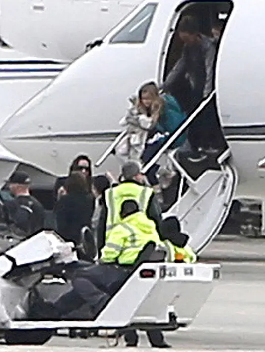 Dilaporkan dailymail.com, Jolie bersama keenam anaknya sedang menuruni pesawat Jet pribadi mereka yang mendarat di lapangan terbang di Los Angeles. Jolie terlihat sehat dan bahagia  di tengah proses perceraiannya  bersama Pitt. (doc.dailymail.com)