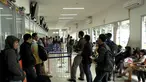 Sejumlah penumpang kereta api saat mengantri membeli tiket di Stasiun Pasar Senen, Jakarta, Jumat (13/3/2015). PT KAI akan menaikkan harga tiket per 1 April 2015, kenaikan dipengaruhi oleh fluktuasi harga bahan bakar minyak. (Liputan6.com/Faizal Fanani)