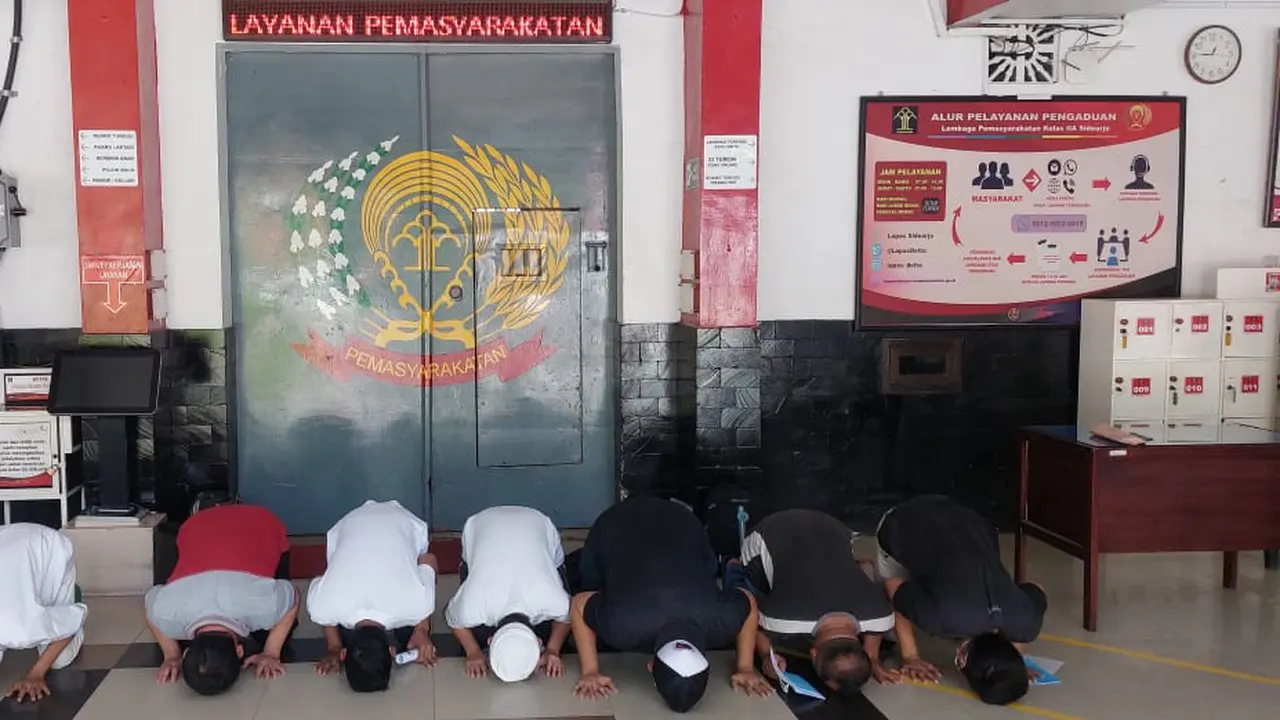 8 Napi di Lapas Sidoarjo sujud syukur bareng usai dinyatakan bebas. (Dian Kurniawan/Liputan6.com)