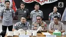 Kabid Humas Polda Metro Jaya Kombes Pol Yusri Yunus didampingi penyidik Subdit I Ditresnarkoba Polda Metro Jaya memberikan keterangan saat rilis pengungkapan kasus narkoba di Mapolda Metro Jaya, Jakarta, Kamis (12/12/2019). (merdeka.com/Iqbal S. Nugroho)