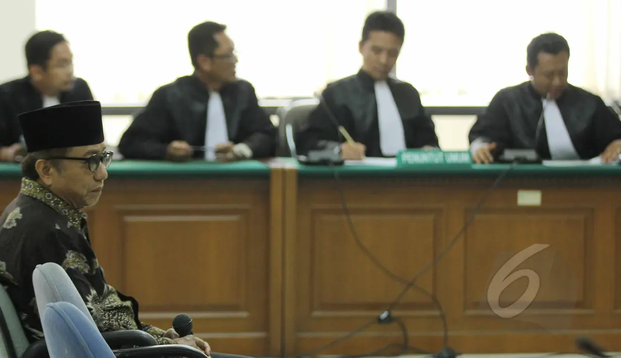 Mantan Sekjen Kementerian ESDM Waryono Karno menjalani sidang pembacaan putusan sela di pengadilan Tipikor, Jakarta, Senin (25/5/2015). Dalam sidang tersebut, majelis hakim menolak keberatan atau eksepsi Waryono Karno. (Liputan6.com/Helmi Afandi)