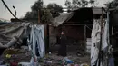 Warga Palestina yang mengungsi memeriksa kerusakan akibat serangan tentara Israel di kamp tenda mereka di Deir al-Balah, Jalur Gaza, Rabu 29 Oktober 2025. Setidaknya, ada 94 warga Palestina meninggal dunia akibat serangan Israel sejak dimulainya gencatan senjata. (AP Photo/Abdel Kareem Hana)