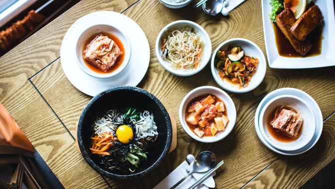 Ilustrasi bibimbap. (dok. Unsplash.com/Jakub Kapusnak @foodiesfeed)
