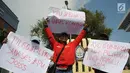 Sejumlah jurnalis yang tergabung dalam Forum Wartawan Pemprov dan DPRD Jateng Semarang saat melakukan aksi unjuk rasa di Jalan Pahlawan Semarang, Jumat ( 5/4). Mereka melakukan longmarch dari kantor gubernur hingga patung Undip sambil melakukan orasi. (Liputan6.com/Gholib)