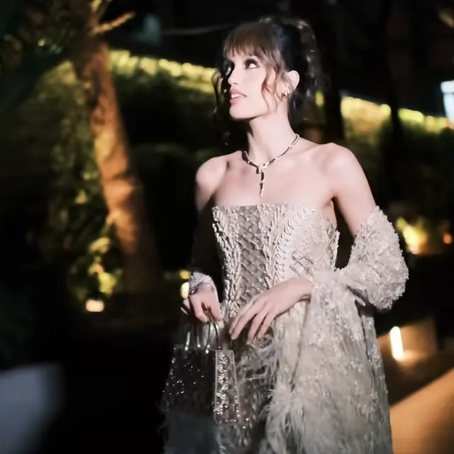 Cinta Laura Hadir di Exhibition Bvlgari Shanghai. [@claurakiehl]