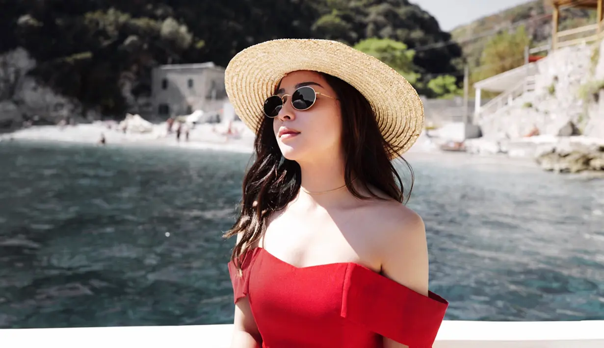 Topi menjadi salah satu fashion item yang tak boleh dilewatkan bagi wanita 25 tahun saat tamasya. Penampilan Nikita Willy dengan topi fedora rajut yang dipadukan dengan dress berwarna merah membuat ia terlihat menawan.(Liputan6.com/IG/@nikitawillyofficial94)