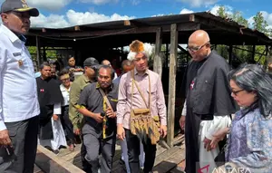 Sambangi Asmat, Wapres Gibran Tanam Pohon Cemara di Katedral Salib Suci
