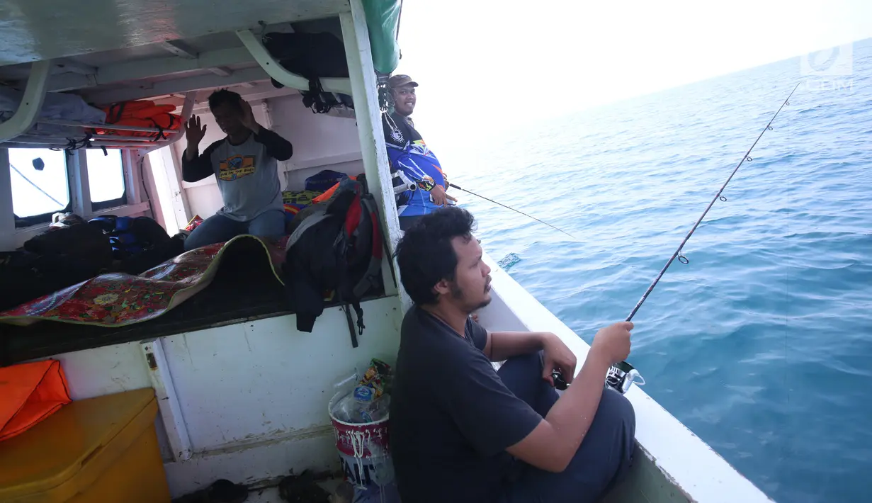 Seorang peserta melakukan salat diatas perahu saat kegiatan Sahur on The Boat ke-4 di kawasan perairan Karang Antu, Banten, Minggu (4/6). (Foto dok. Jojoners)