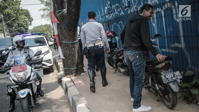 Dishub DKI Lakukan Razia Motor yang Parkir di Trotoar
