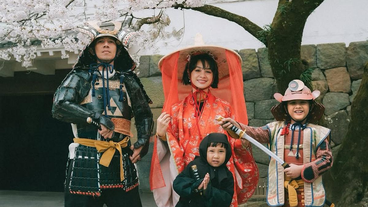 Bukan Kimono, Gaya Kompak Keluarga Andien Aisyah Bergaya ala Samurai, Princess, dan Ninja di Jepang