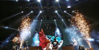 Penampilan Vierratale di panggung Social Chic 2024, Minggu (4/8). [Foto: Adrian Putra/Fimela]