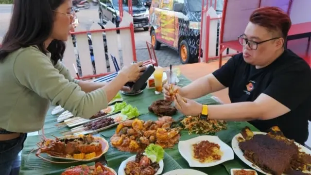 Hendra sebagai salah satu food blogger atau yang dikenal dengan BigguyTravels tengah mereview kuliner salah satu UMKM.