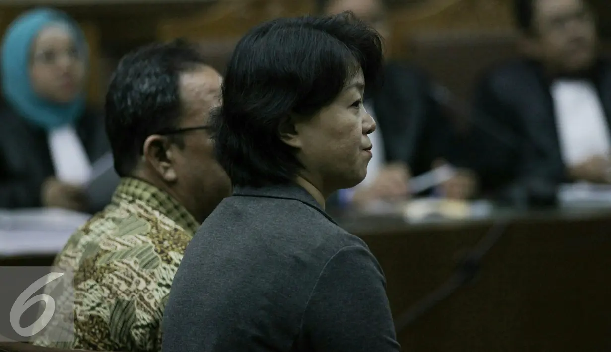 Meimei alias Memi menjalani sidang perdana di Pengadilan Tipikor, Jakarta, Selasa (8/11). Memi  bersama Xaveriandy diduga melakukan penyuapan kepada Irman Gusman untuk distribusi gula import di Sumatera Barat. (Liputan6.com/Johan Tallo)