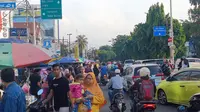 Pasar takjil di Jalan Panjang, Kebon Jeruk, Jakarta Barat, pada Ramadhan 2023. (Merdeka/Rahmat Baihaqi)
