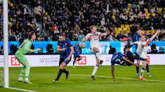 Inter Milan sukses mengalahkan Atalanta dengan skor 2-0 dalam laga semifinal Supercoppa Italiana 2024 yang digelar di Al Awwal Park, Riyadh, Jumat (3/1/2025) dini hari WIB. (AP Photo/Altaf Qadri)
