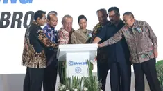 Direktur Utama PT. Bank Rakyat Indonesia Suprajarto (kiri), Menteri BUMN RI Rini Soemarno (tengah), Komisaris Utama BRI Andrinof A. Chaniago (dua kiri), saat groundbreaking gedung BRI di Gatot subroto, Jakarta, Rabu (27/12). (Liputan6.com/Angga Yuniar)