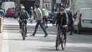 Sejumlah pengendara sepeda terlihat di sebuah jalan di Wina, Austria, (13/5/2020).  Jumlah keseluruhan pengendara sepeda meningkat 20 persen pada April 2020 dibandingkan dengan periode yang sama pada 2019. (Xinhua/Guo Chen)