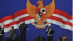 Ketua DPP Nasdem Victor Laiskodat (kedua kanan) memberikan arahan kepada Anggota Garda Pemuda NasDem dalam apel siaga memperingati Hari Lahirnya Pancasila di Tugu Proklamasi, Jakarta, Senin (1/6/2015). (Liputan6.com/Herman Zakharia)