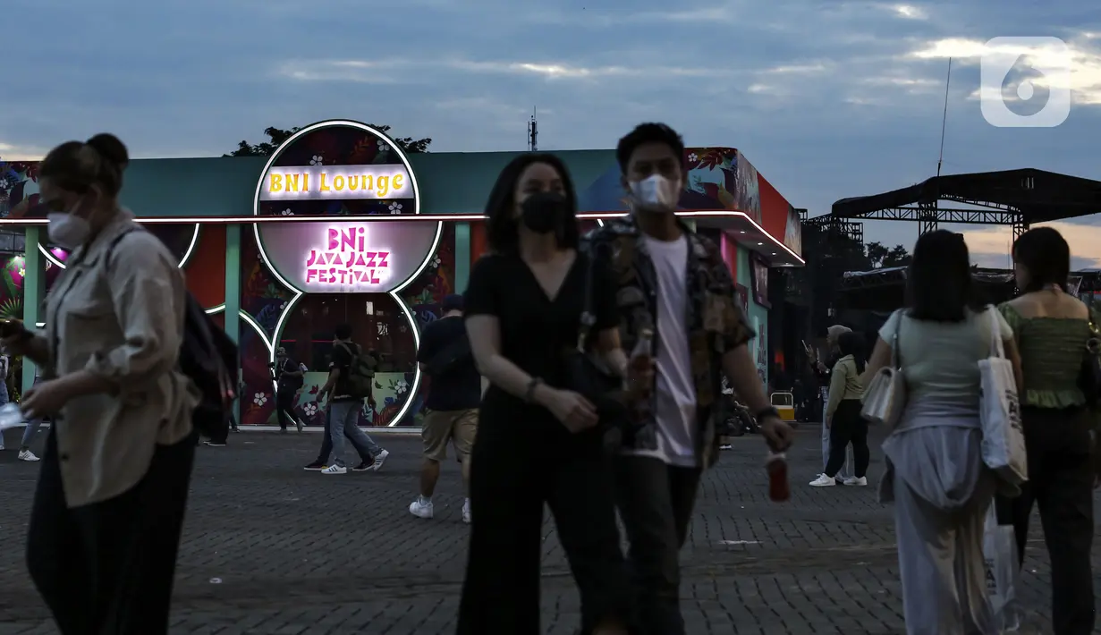 Suasana saat pengunjung menghadiri BNI Java Jazz Festival 2022 hari kedua di JIExpo Kemayoran, Jakarta, Sabtu (28/5/2022). Perhelatan musik BNI Java Jazz Festival 2022 digelar pada 27-29 Mei dengan menampilkan musisi-musisi dari dalam dan luar negeri. (Liputan6.com/Johan Tallo)