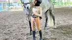 Lewat unggahan Instagram pribadinya, Lesti Kejora terlihat berpose dengan kuda yang ukuranya besar. Hal inilah yang membuat netizen salah fokus dengan tubuh Lesti Kejora yang dikenal mungil. (Liputan6.com/IG/@lestykejora).