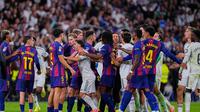 Pemain Real Madrid dan Barcelona bersitegang dalam laga La Liga 2025/2026 di Santiago Bernabeu, 26 Oktober 2025. (AP Photo/Manu Fernandez)